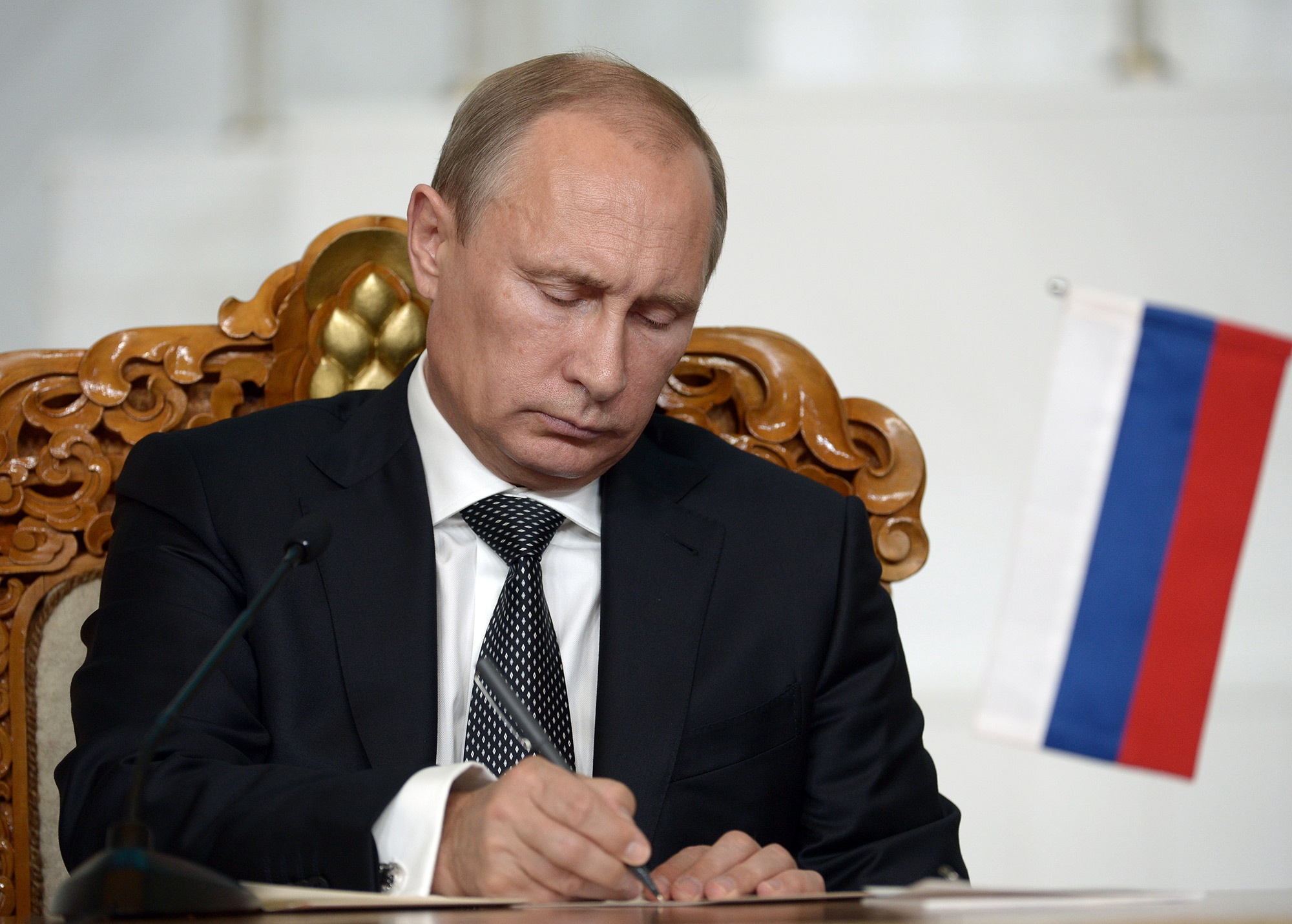 Владимир Путин: Нужно строить объекты, а не осваивать средства, и сдерживать рост цен